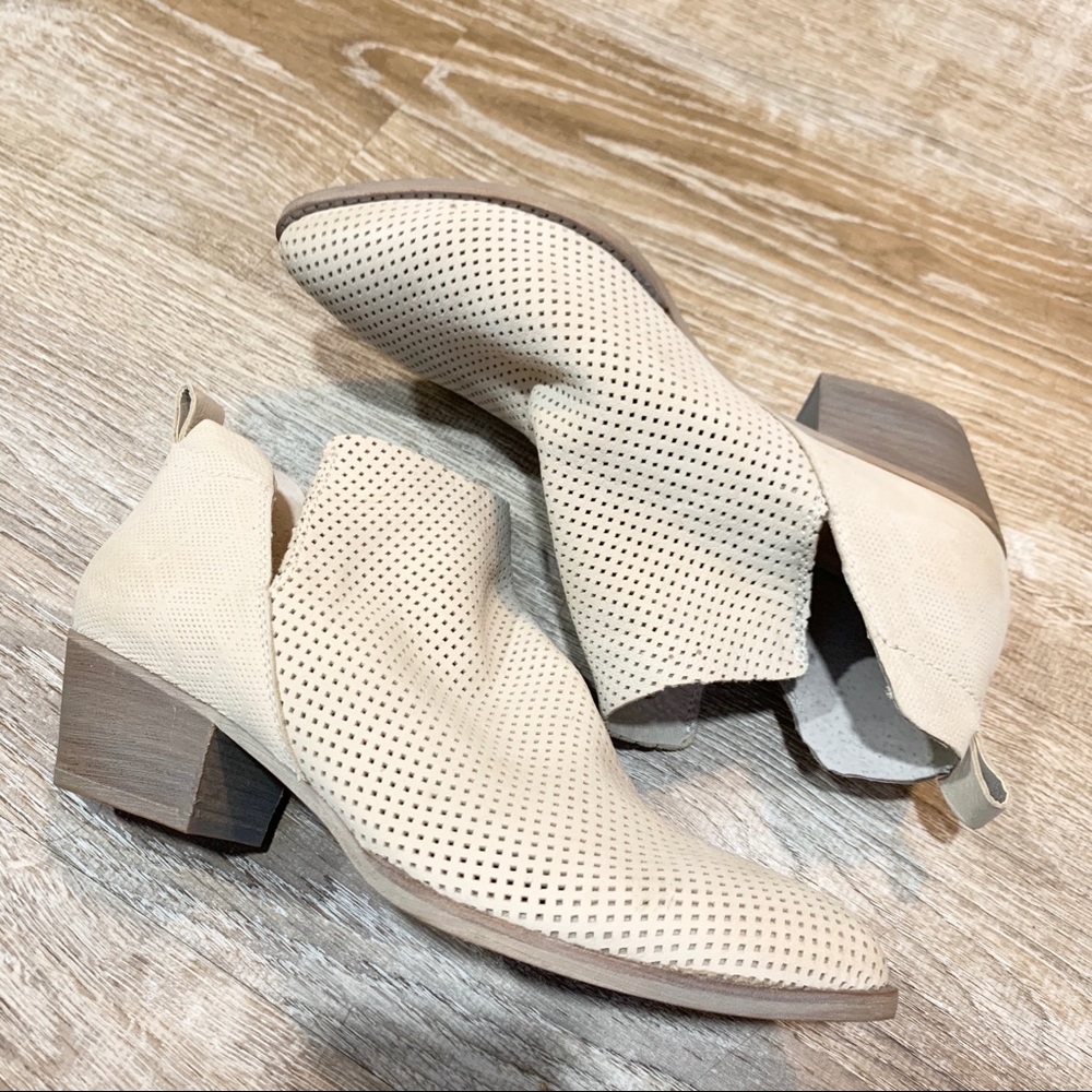NWOT Dolce Vita Perforated Split Tan Cream Booties